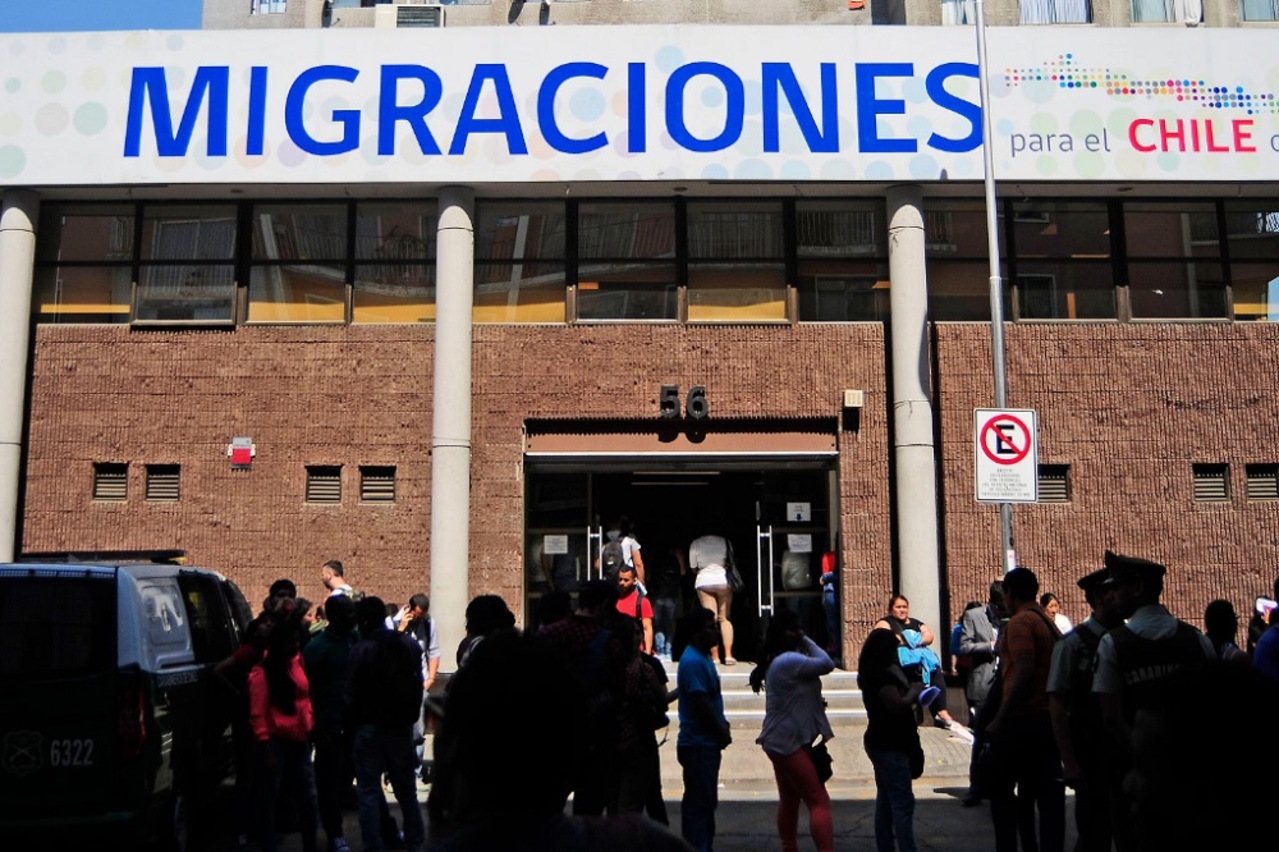 Hackeo afectó al Servicio Nacional de Migraciones: Bloquearon sitio web y enviaron correo masivo con imagen de Pinochet