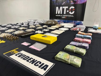 PDI desarticula banda dedicada al tráfico de drogas en La Granja: Incauta sustancias avaluadas en más de $46 millones y detiene a ocho personas