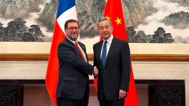 Canciller Pérez Mackenna encabeza reuniones clave con autoridades de China en medio de tensión por aranceles de Estados Unidos