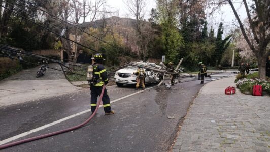 Reportan caída de poste sobre auto en Vitacura: Bomberos trabaja en el lugar/Bomberos