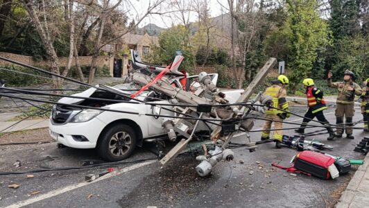 Reportan caída de poste de tendido eléctrico sobre auto en Vitacura: Bomberos trabaja en el lugar