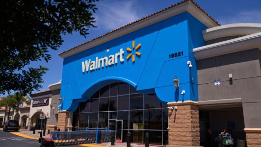 Acciones de Walmart caen más de un 9% tras reportar su menor crecimiento de ventas en EE.UU. en más de seis años