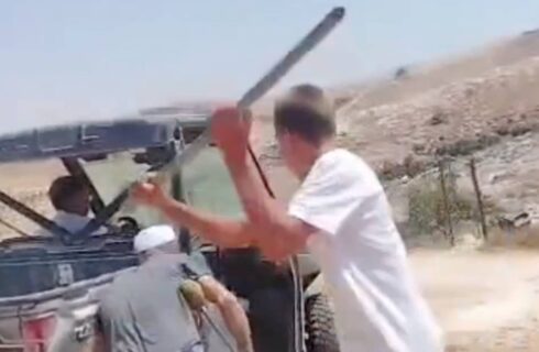 Detienen a dos adolescentes israelíes por golpear con un palo a un palestino amputado en Hebrón