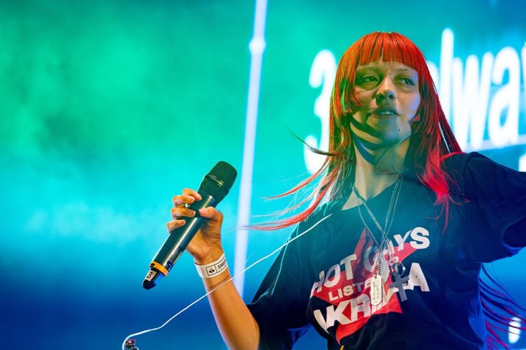 Akriila en la portada de NME: Cómo el segundo álbum de la estrella de la escena nacional está sorprendiendo al mundo