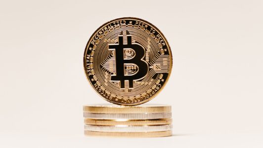 Bitcoin supera los US$ 77.000 y acumula un alza semanal cercana a 24%