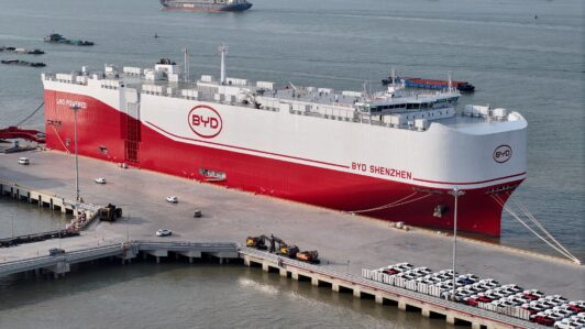 Buque BYD Changzhou descarga casi 2.000 vehículos en San Antonio, el mayor envío de nuevas energías recibido en Chile