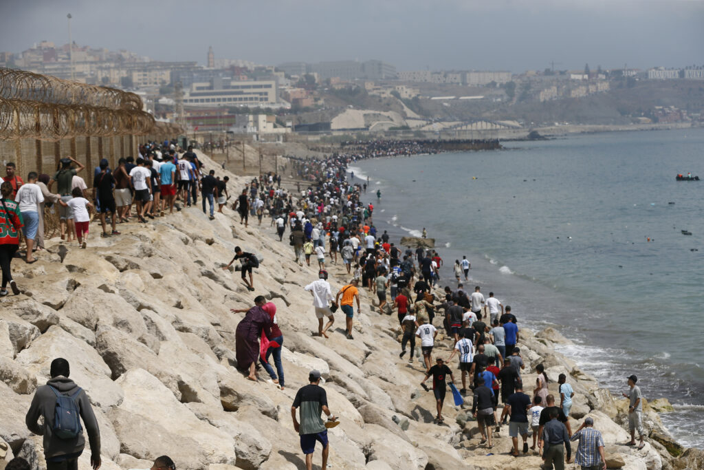 Felipe VI manifiesta su inquietud por crisis migratoria en Ceuta y Melilla y pide reforzar la seguridad