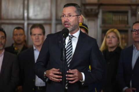 Oposición colombiana pide explicaciones a ministro de Vivienda que se fue a la playa en plena emergencia por el terremoto