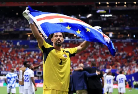 El portero de Cabo Verde, Vozinha, enarboló la bandera de su país tras el empate a 0-0 con España. Buda Mendes/Getty Images
