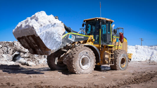 Cobre y litio concentrarán más de US$ 1,1 billones de la inversión mundial en minerales críticos a 2035