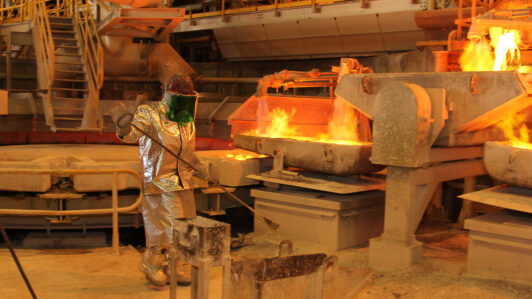 Cochilco proyecta un promedio de casi US$ 6 la libra de cobre para este año y advierte caída de 2,6% en la producción
