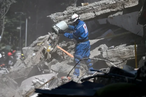 Sube a 287 la cifra de muertos por el sismo en Colombia. RAUL ARBOLEDA/AFP/AFP via Getty Images