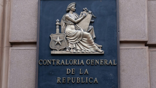 Contraloría detecta US$ 865 millones sin movimiento en cuentas públicas y municipales desde 2020
