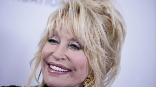 ¿Quién fue Dolly Parton, reina de la música country y heroína humanitaria?