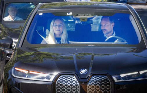 El ahora nuevo rey de Noruega Haakon VIII (d) y la entonces princesa heredera Mette-Marit (i), a su salida el pasado martes del Rikshospitalet donde el rey Harald V estaba siendo tratado en Oslo, Noruega. EFE/EPA/OLE BERG RUSTEN