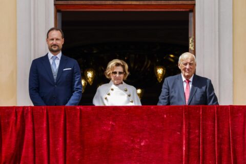 El nuevo rey de Noruega, Haakon VIII (i), junto al recién fallecido monarca Harald V (d) y la reina Sonja (c), durante una exhibición de la Guardia Real en la Plaza del Palacio de Oslo, Noruega, el 6 de junio de 2025. EFE/EPA/TOR ERIK SCHRODER