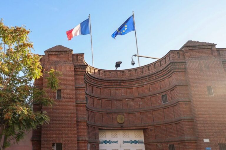 Francia expulsará a dos diplomáticos iraníes tras la detención de funcionarios franceses en Teherán