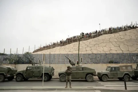 Militares españoles patrullan mientras migrantes intentan cruzar la barrera fronteriza con Marruecos para ingresar a Ceuta, el enclave español en el norte de África, el 31 de julio de 2026. Jorge Guerrero/AFP/Getty Images
