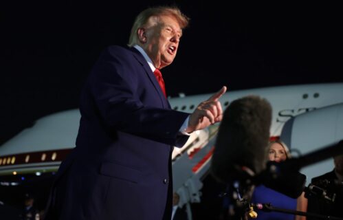 Trump planea destinar 20 millones de dólares para equipar a agentes del ICE con guantes de descarga eléctrica