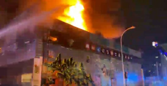 Tercera alarma de incendio en Santiago: 19 compañías combatieron el fuego en un mall chino de Santa Rosa con Santa Isabel