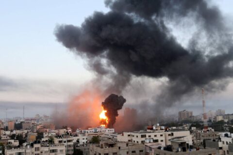 Israel bombardea el hospital Mártires de Al Aqsa en Gaza: Afirman que buscaban a un comandante de Hamás