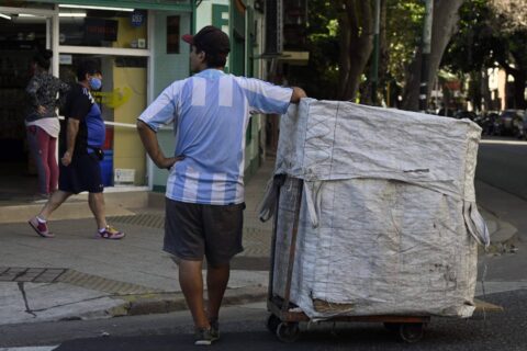 Crisis laboral argentina: 7 de cada 10 jóvenes argentinos tienen un empleo irregular, están desempleados o inactivos, según estudio