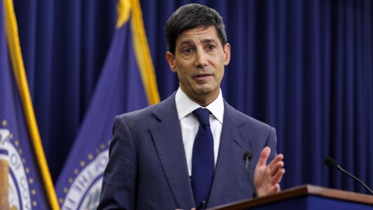 Kevin Warsh sorprende con tono más duro sobre inflación en su primer discurso como presidente de la Fed