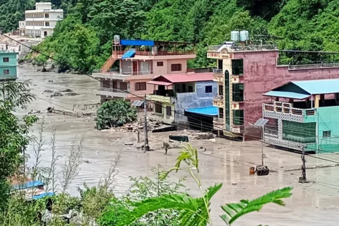 Carretera inundada tras una crecida repentina en Galchhi, en el distrito de Dhading, Nepal, 26 de agosto.Stringer/Reuters