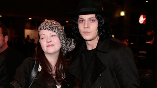 Conocido medio retiró un artículo en el que fotografió y acosó a una mujer confundiéndola con Meg White de The White Stripes