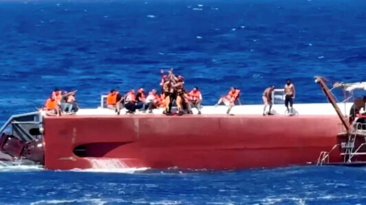 Naufragio en el Mediterráneo: Siete muertos y 23 desaparecidos tras volcar un barco con 267 personas
