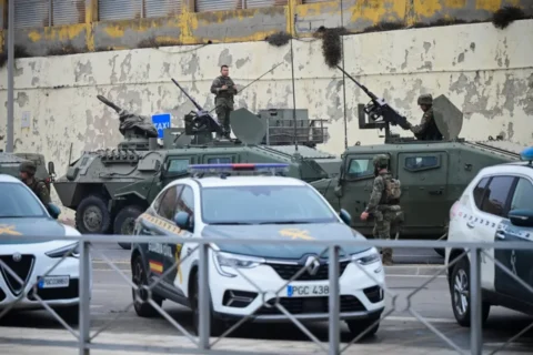 Soldados españoles patrullan cerca de la frontera hispano-marroquí en Ceuta, España, el viernes. Fabian Bimmer/Reuters