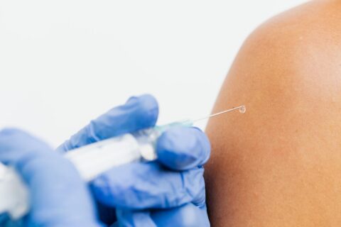ISP emite alerta farmacéutica por presencia de vidrio en medicamento inyectable para el dolor: ¿Cuál es el lote afectado?