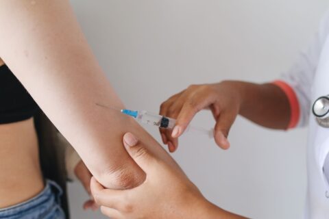 ISP alerta por presencia de vidrio al interior de antiinflamatorio inyectable: Revisa el lote afectado