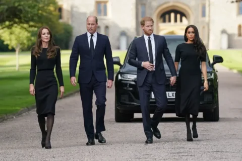 Los príncipes Guillermo y Enrique, acompañados por sus esposas, pasean por Windsor para ver los homenajes a la difunta reina Isabel II tras su fallecimiento en 2022. Kirsty O'Connor/Getty Images