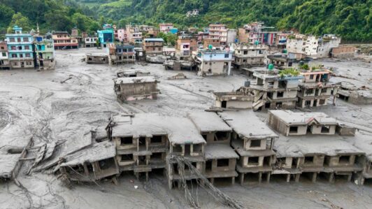 Riada en Nepal: Los fallecidos llegan a 804 y más de 3.000 personas siguen sin localizar