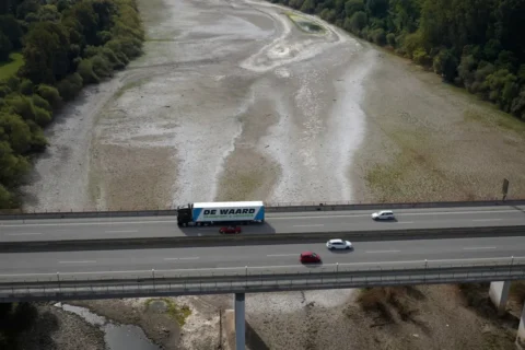 Un camión cruza el puente del Rin en la autopista A48 cerca de Bendorf el 9 de agosto de 2026.