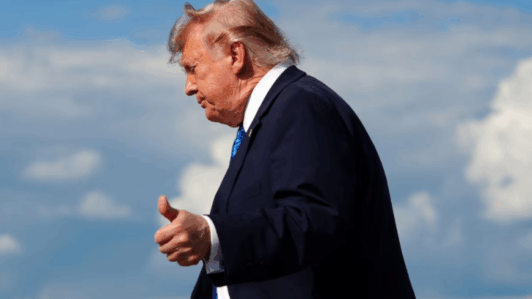 Multan con US$172.000 al operador de teleprómpter de la Casa Blanca que apostó sobre los discursos de Trump