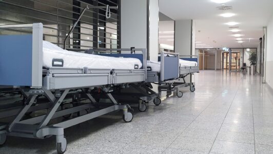 Siete hospitales en Chile tienen deudas por más de $1.000 millones: Representan más de la mitad de la mora total registrada