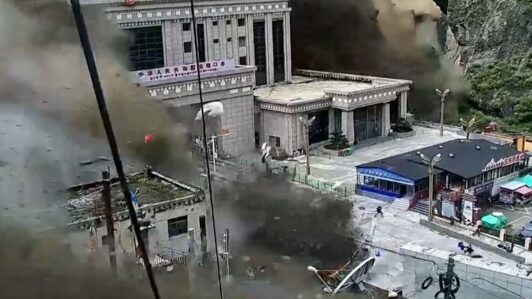 Inundaciones en Nepal: Al menos 31 muertos según la policía en medio de búsqueda de cientos de personas desaparecidas