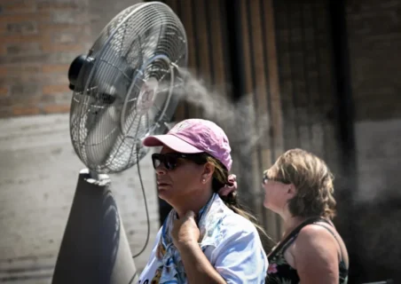 Personas caminan junto a un ventilador nebulizador durante una ola de calor en Roma, en el Coliseo, el 6 de agosto de 2026. Tiziana Fabi/AFP/Getty Images