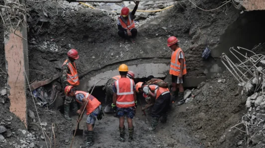 Nepal: Rescatan con vida a dos trabajadores tras permanecer nueve días atrapados en un túnel de una central hidroeléctrica
