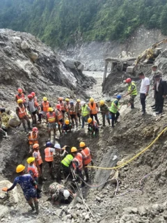 Miembros de un equipo de búsqueda y rescate trabajan el viernes en el proyecto hidroeléctrico Upper Trishuli-3A.APF Nepal/Reuters