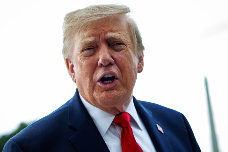 Presidente Trump insinúa que sustituirá la sala de prensa de la Casa Blanca por una piscina