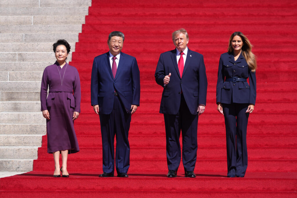 Xi Jinping concluye viaje a Estados Unidos sin acuerdos y ojeando su Constitución