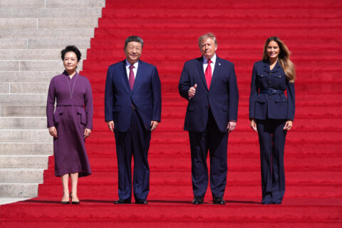 Xi Jinping concluye viaje a Estados Unidos sin acuerdos y ojeando su Constitución