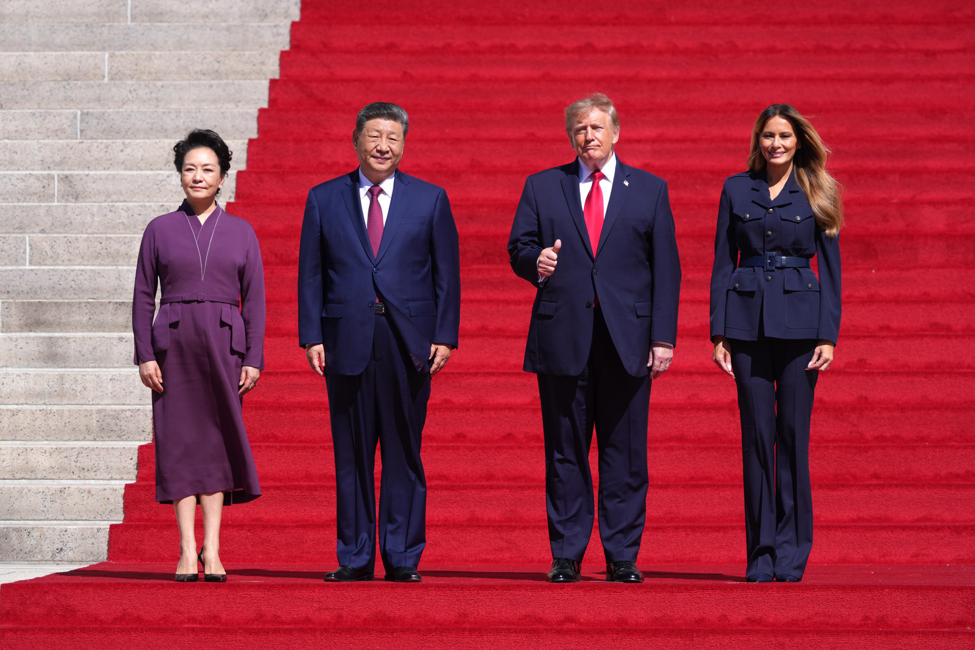 Xi Jinping concluye viaje a Estados Unidos sin acuerdos y ojeando su Constitución