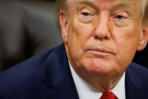 Trump dice que no frenará crecimiento de la IA ahora que Estados Unidos 
