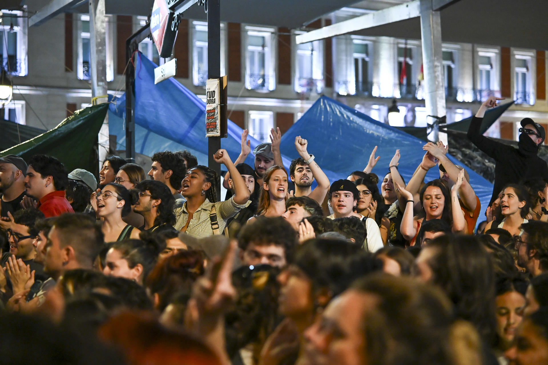 Maricarmen logra volver a su casa tras ser desalojada mientras España debate por la crisis de la vivienda