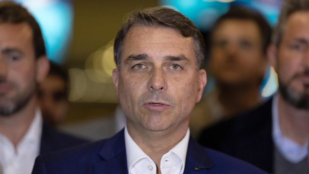 Flávio Bolsonaro, candidato a la presidencia de Brasil, es investigado por corrupción en producción de película sobre su padre