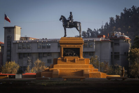 Monumento a Baquedano vuelve a lucir su tradicional color verde tras restauración